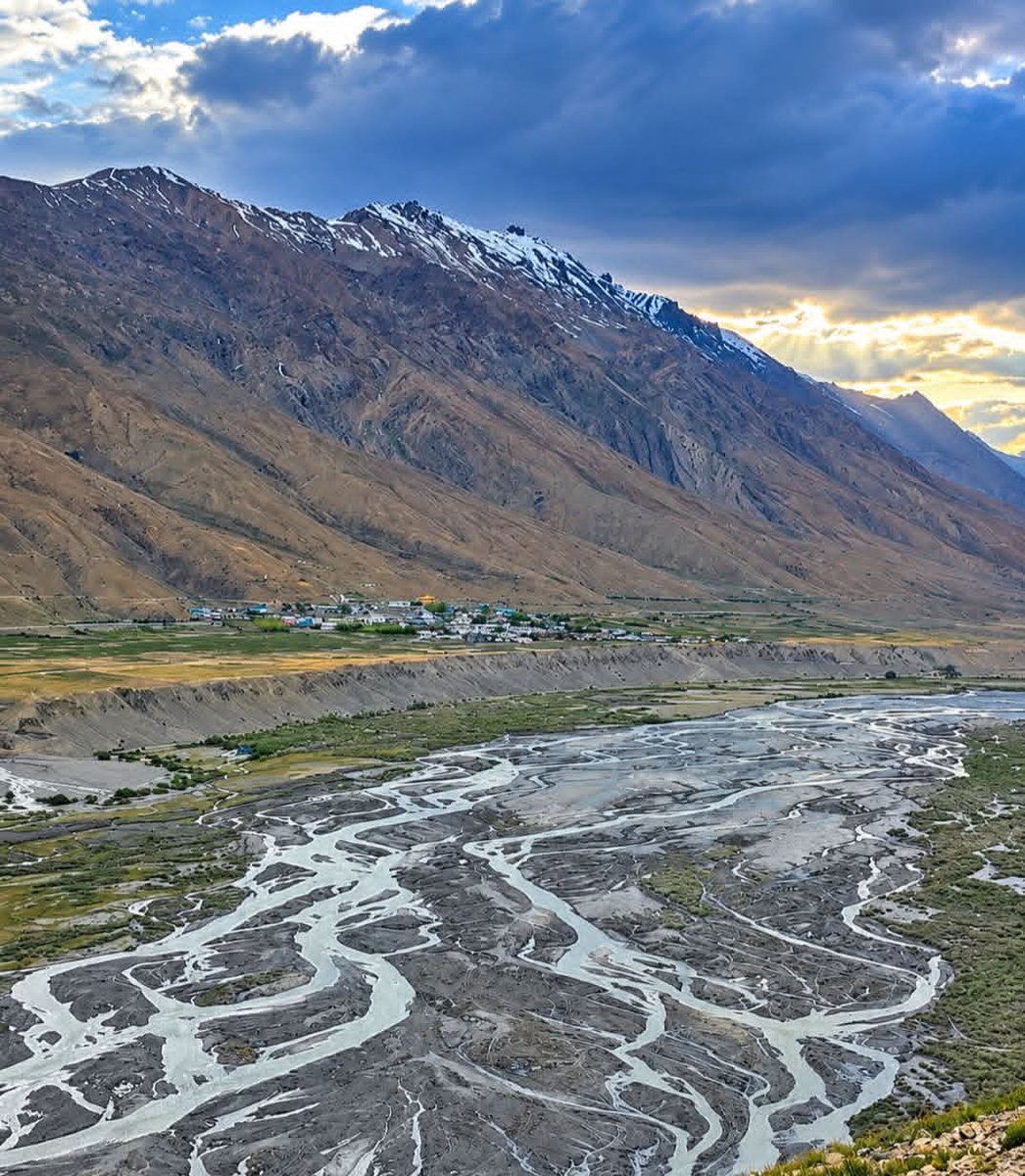 Vic_k_ey's tweet photo. A breathtaking #Himalayan vista..
It's not a place, it's a feeling...

#GoodMorning #Pals 🌄🍀🐦
Wish you a tranquil #Saturday
Warm Regards🌲🌹🙏

#incredibleIndia 🇮🇳-Nature's art work at Kaza, Spiti Valley.. The land of monasteries with Tibetan &amp; Buddhist heritage.. #Himachal... https://t.co/hdsctVtTBc