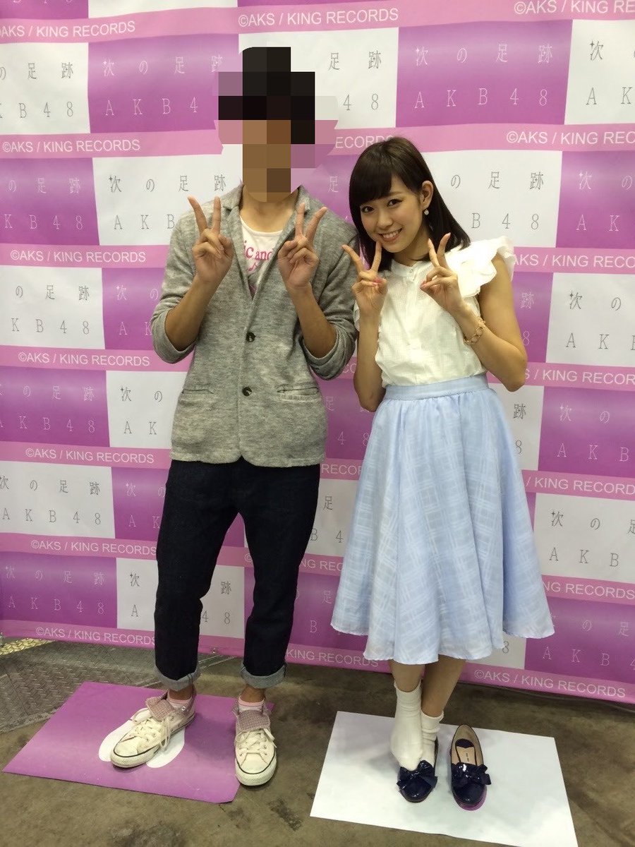 sunmarco_j's tweet photo. おれもみるきーと撮ったなと思い出してAKB写メ会の記憶遡ってたら、オタクに近づきすぎるからって靴固定されたみるきーでてきた。 https://t.co/hGnjZAuHE2