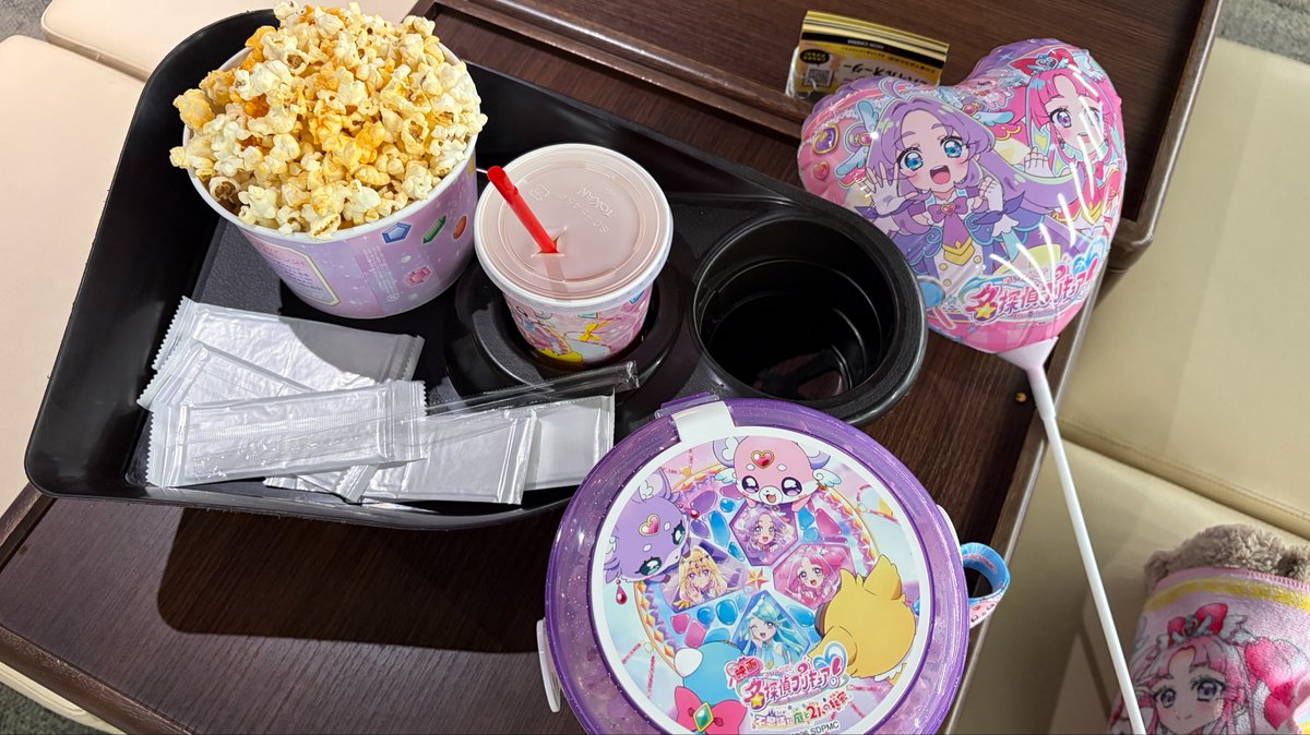 AKFHL's tweet photo. 娘と初映画館 https://t.co/r8VAncHacd