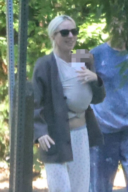 flagrapop's tweet photo. Gente!!! 😭😭 O primeiro filho da Gaga nasceu ❤️

Ela foi vista com o bebê ao lado de Michael Polansky recentemente, e o Page Six e outros tabloides estão publicando as fotos depois do veículo afirmar que os papais deram recentemente as boas-vindas ao primeiro filho! https://t.co/PYYsDUbFRK