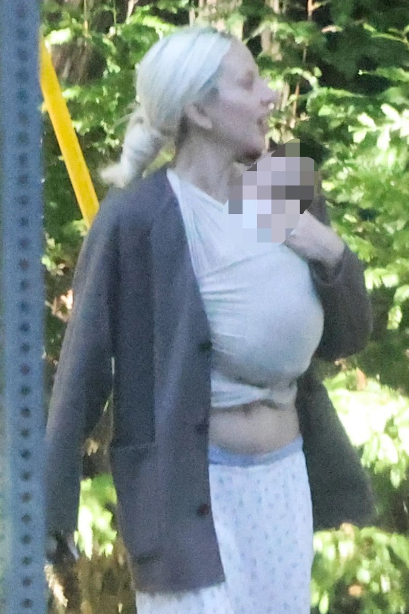 flagrapop's tweet photo. Gente!!! 😭😭 O primeiro filho da Gaga nasceu ❤️

Ela foi vista com o bebê ao lado de Michael Polansky recentemente, e o Page Six e outros tabloides estão publicando as fotos depois do veículo afirmar que os papais deram recentemente as boas-vindas ao primeiro filho! https://t.co/PYYsDUbFRK