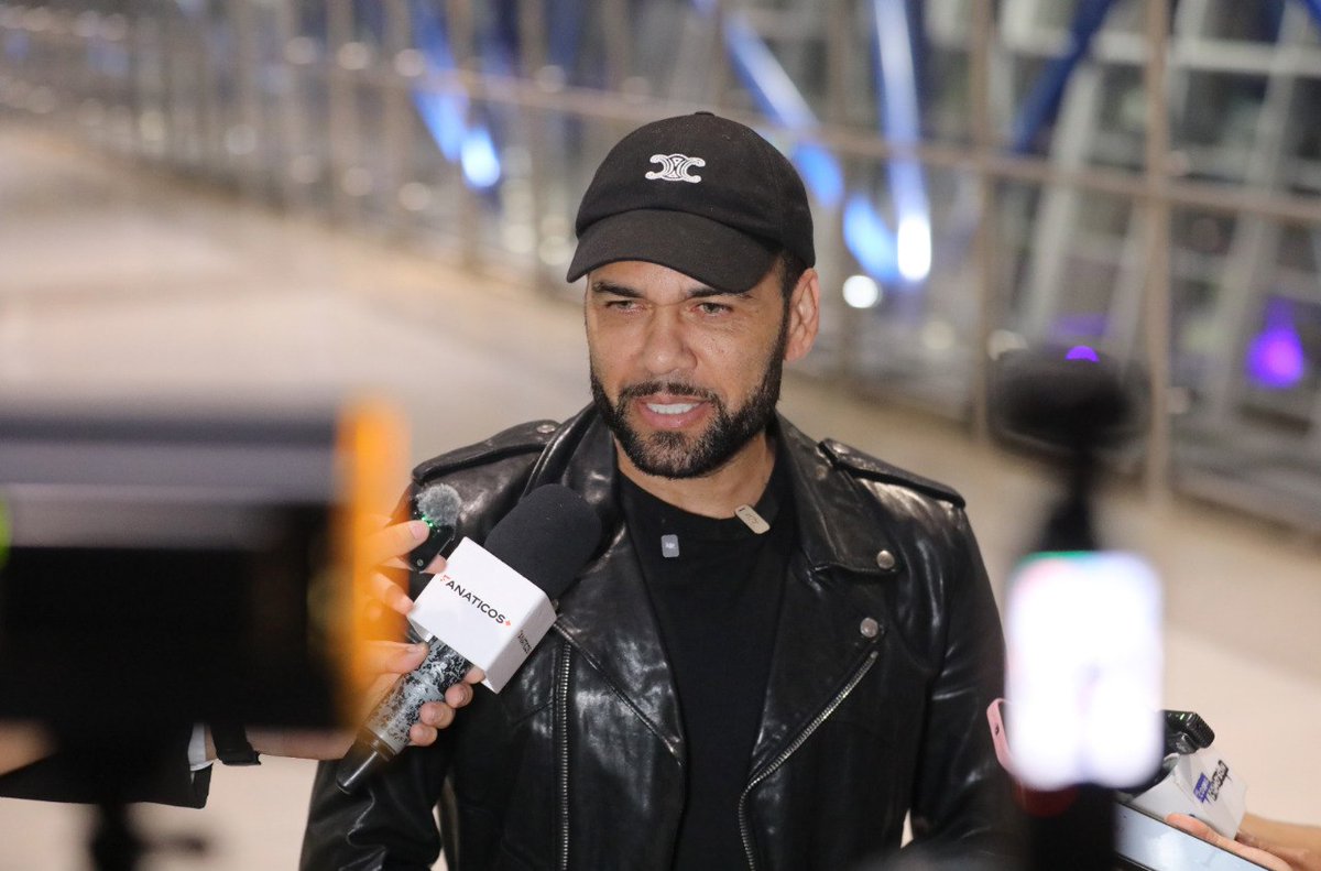 elsalvador's tweet photo. #DePaís | El exfutbolista del FC Barcelona, Dani Alves, arribó esta tarde al país, con el principal objetivo de participar en la Pedaleada que organiza el @ObrasPublicasSV y que se realizará el próximo domingo en el Centro Histórico de San Salvador.

Video Mariela Quintanilla/#DiarioES 
Fotos Dennis Argueta/#DiarioES