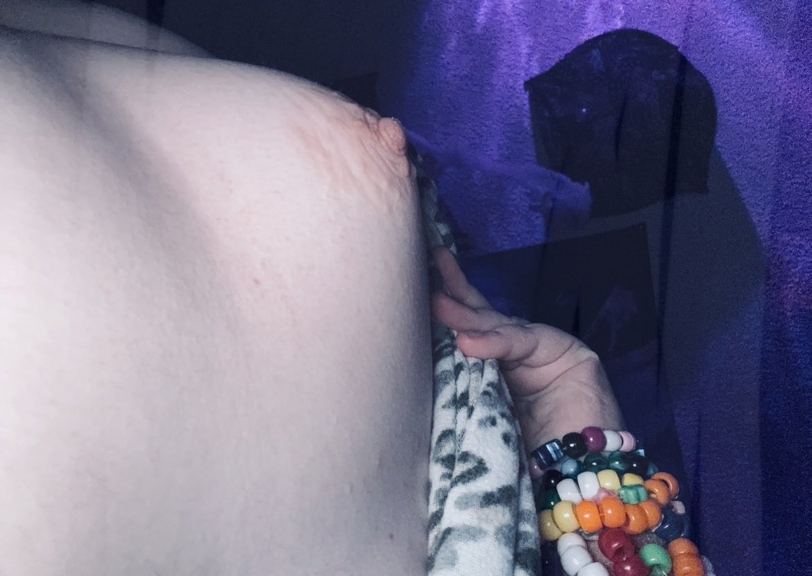 seceretshimg61's tweet photo. Do my tits rlly look that bad? Bfr https://t.co/qQ1aJqfyY4