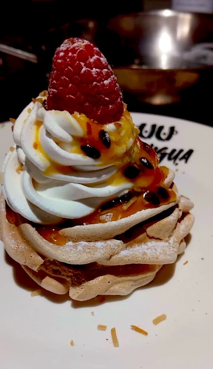 lasiguacafe's tweet photo. Crujiente por fuera, suave por dentro y con ese toque ácido del maracuyá que hace que quieras otro bocado. ❤️

Pavlova de Maracuyá + frambuesa.
Una pequeña pausa dulce en La Sigua Café. ☕️

📍 Miramonte

Pídesela a nuestra #Chef. @CarmenMarch3lly que te lo prepare. https://t.co/wHxKtcnZxx