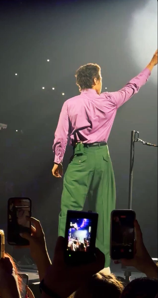 _sweet_cherri's tweet photo. Harry Styles on stage MSG N11 #HarryStyles https://t.co/ENZDAXtCdz