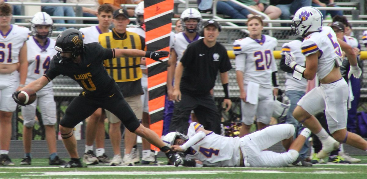 CraigShultz87's tweet photo. Handful of images from @ClearLakeFB's 37-7 win over Nevada tonight. Was hard picking the four for this post. #iahsfb https://t.co/BYOkWnLz0R