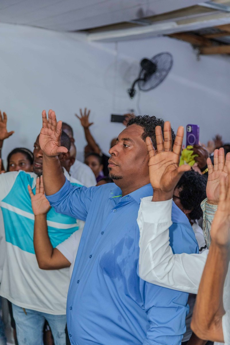 CarolinaMejiaG's tweet photo. Hoy damos un paso más junto a Yunior, un joven trabajador y comprometido, que entiende la política como una vocación de servicio y que hoy forma parte de nuestro equipo, con el deseo de seguir creando oportunidades desde el corazón de su barrio. https://t.co/89IvwwMjL1
