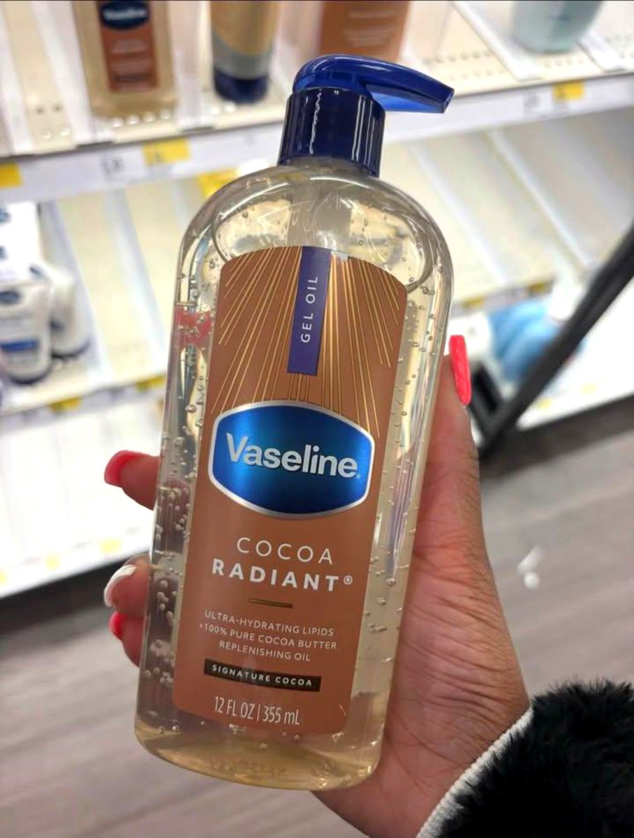 nissswa30's tweet photo. TAHTA TERTINGGI DI GUARDIAN 😭🤚
Vaseline Cocoa Radiant ini wanginya enak banget sih… abis mandi pake ini, lanjut parfum = auto berasa wangi seharian,
yang suka wangi manis, wajib cobain 😭 https://t.co/6GA5TpsoCH