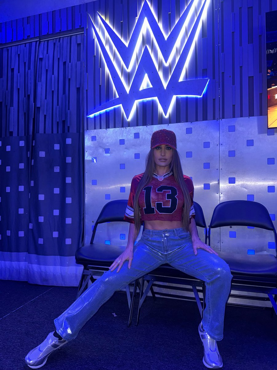 NikkiAndBrie's tweet photo. Your next WWE Women’s Champion 💋

#smackdown #bellaarmy https://t.co/1LzSkwUTWu