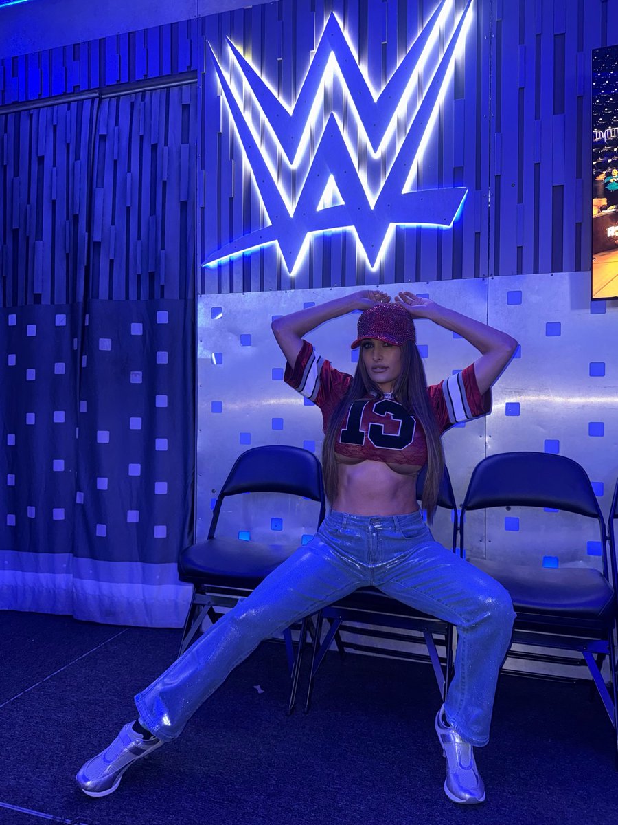 NikkiAndBrie's tweet photo. Your next WWE Women’s Champion 💋

#smackdown #bellaarmy https://t.co/1LzSkwUTWu