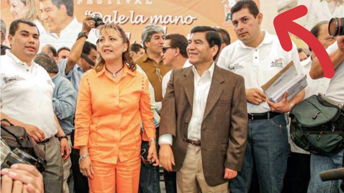 marcelcarrillog's tweet photo. Dice el gobernador Armenta que el PRI le entregó Puebla al crimen organizado y que una mujer no puede gobernarlos.

Adivinan cuál fue el último gobierno del PRI y quién es el muchachito sopenco que sale cargándole las carpetas al góber precioso. https://t.co/tJThZ2Bi20