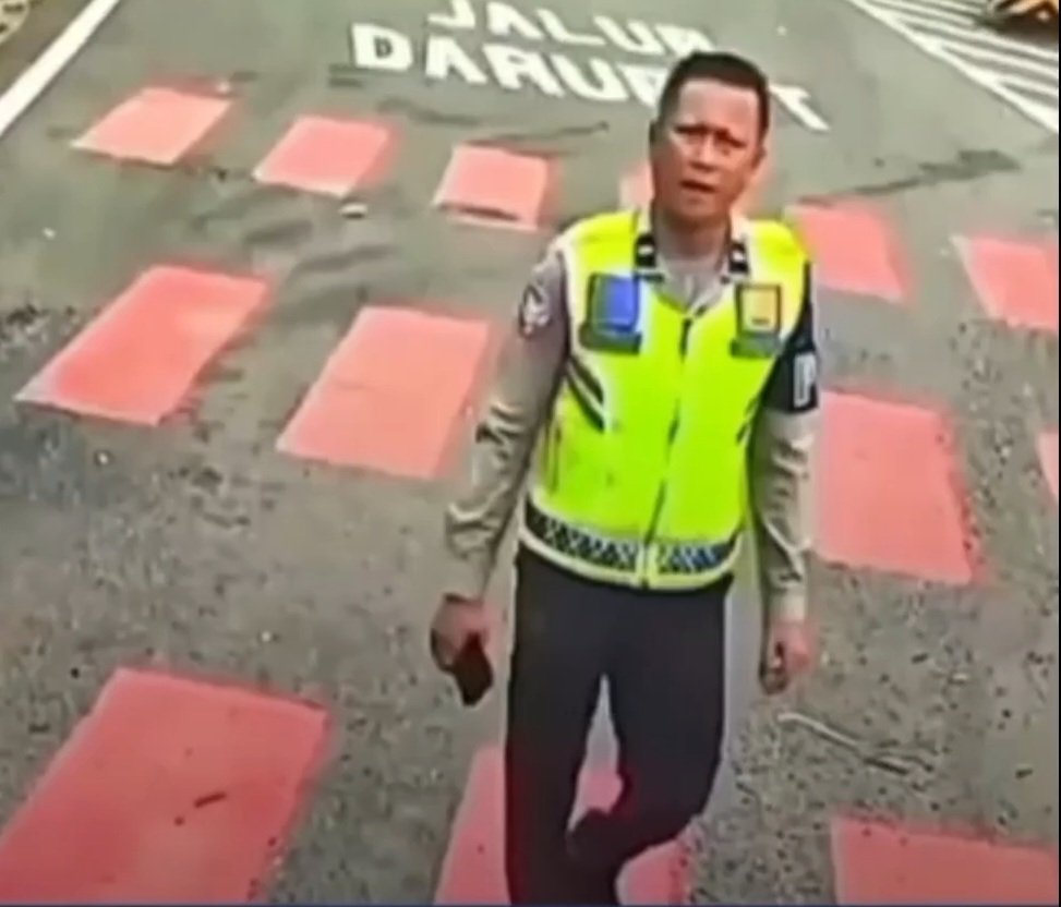 Pensky21's tweet photo. @txtdariclipper Kalo ada yg kenal entah kerabat dekat atau keluarga atau saudara mbuh lah, tolong sampaikan "HEH KOWE KI POLISI ASU, LAN GOBLOK PEKOK" https://t.co/AtiQ7Qgzza