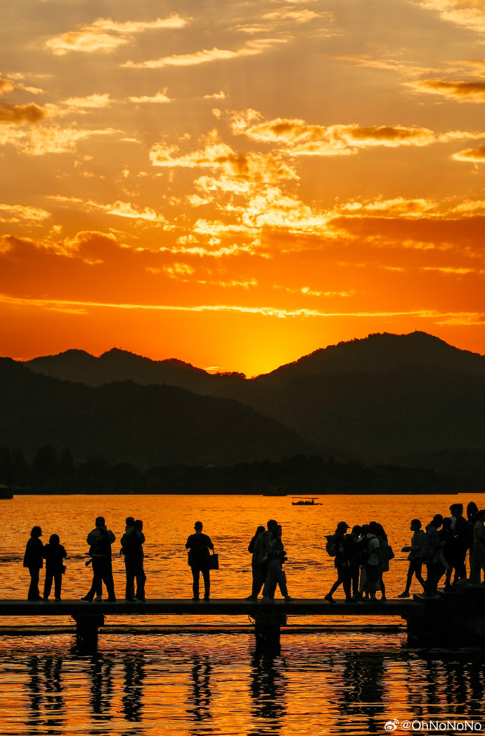KarAmber77729's tweet photo. New to campus Join our Photography Club’s sunset shoot at the west lake this Saturday—free snacks, great shots, and new friends! Sign up via link in bio! https://t.co/7gAvlsze6A