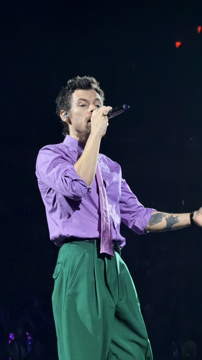 hsdtogethertour's tweet photo. Harry on stage at Madison Square Garden in New York City - September 18 (via @ntmynatasja) https://t.co/kkHTnzqYeP