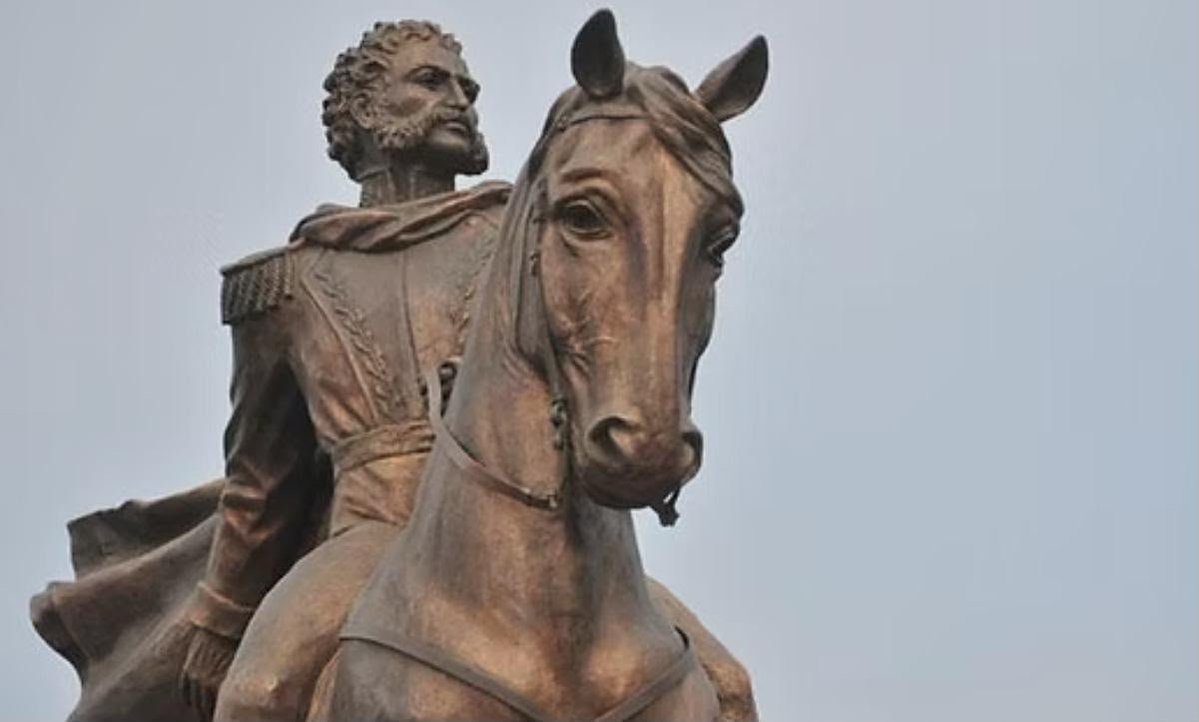 JSchiaretti's tweet photo. En el marco del aniversario de su fallecimiento, en 1830, este viernes presenté un proyecto de ley en la Cámara de Diputados para declarar a Juan Bautista Bustos Héroe Nacional y Defensor del Federalismo y la República, además de instituir el 18 de septiembre como Día Nacional en su homenaje.

El brigadier general Bustos, primer gobernador constitucional de Córdoba, fue una figura clave en la organización de las autonomías provinciales, la educación pública y las instituciones republicanas.   

Fue un héroe durante las invasiones inglesas y Jefe del Estado Mayor del Ejército del Norte.  

En su gestión, Bustos provincializó la Universidad de Córdoba, fundó 23 escuelas, y creó la primera imprenta en Córdoba, impulsando la libertad de expresión.

La iniciativa encomienda al Ministerio de Educación incorporar su vida, su obra y su rol institucional en los contenidos educativos de las escuelas primarias y secundarias de todo el país.

También declara Sitio de Interés Histórico Nacional su lugar de nacimiento: la antigua Estancia Santa María de Punilla, actual localidad de Bialet Massé.  

Acompañan este proyecto mis pares cordobeses del bloque Provincias Unidas.

Reconocer a Bustos es reconocer el valor de las provincias en la construcción de la Argentina federal.

@IgnacioGAresca

@Dip_Gutierrez

@Ale_Torres60

@juanfbrugge

@caritobasualdo