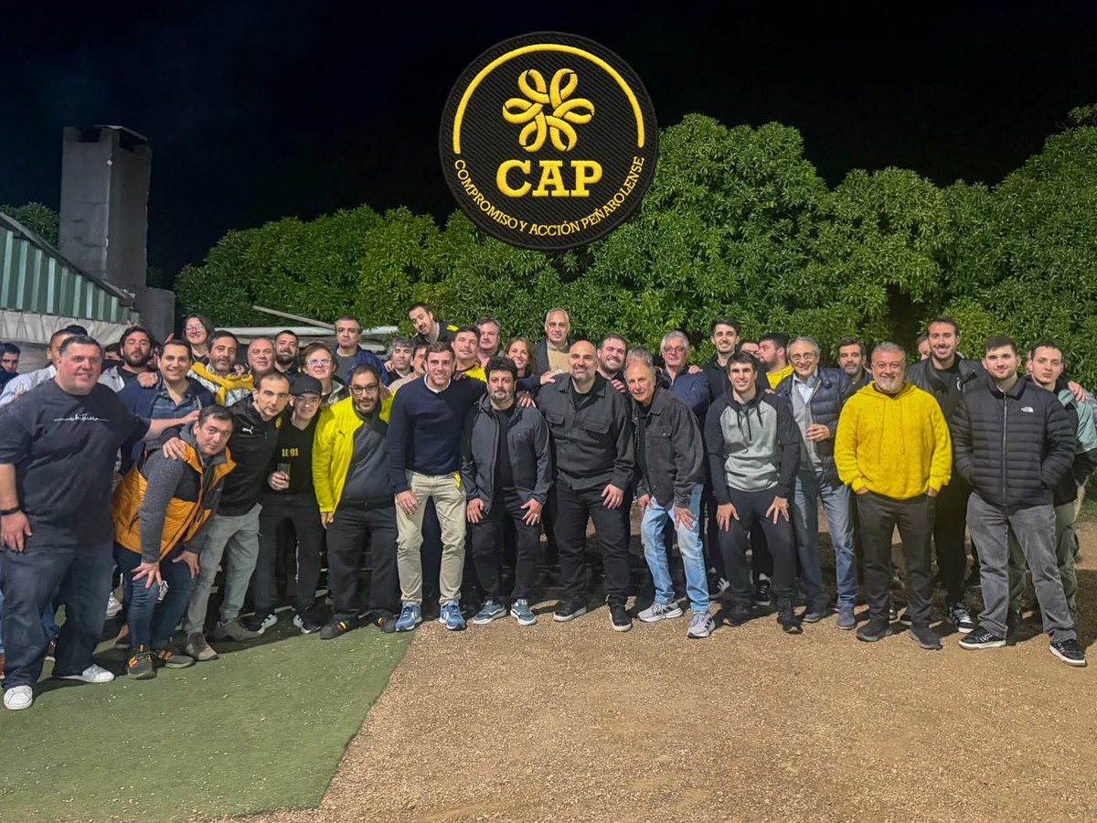 CompromisoCAP's tweet photo. Es mucho más que la foto protocolar de un evento. Son hombres y mujeres que trabajan todos los días por sus colores sin pedir nada a cambio. Somos Peñarol, somos @compromisocap 

#TodosJuntos💛🖤 #compromisoCAP https://t.co/ubhIf4Euyn