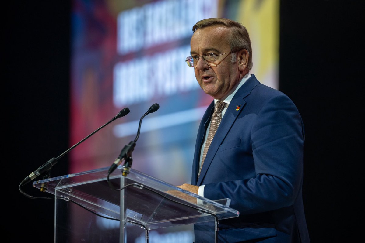 GermanyinUSA's tweet photo. Historic day in Fort Worth! 🇩🇪🇺🇸
Today, Germany's first F-35 was rolled out. Defense Minister Boris Pistorius and Lt. Gen. Holger Neumann, Chief of the German Air Force, travelled to Texas for the ceremony. 🧵

Photos: BMVg/Tom Twardy https://t.co/9ju2VRZscD