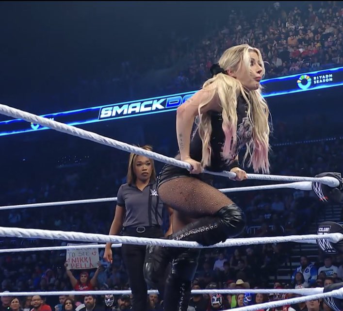 FadeAwayMedia's tweet photo. Alexa Bliss realizing Jacy Jayne was under her ready to take her move was hilarious 😂

#Smackdown https://t.co/6gKpAGdaVy