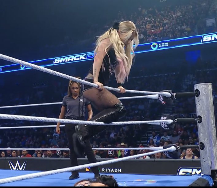 FadeAwayMedia's tweet photo. Alexa Bliss realizing Jacy Jayne was under her ready to take her move was hilarious 😂

#Smackdown https://t.co/6gKpAGdaVy