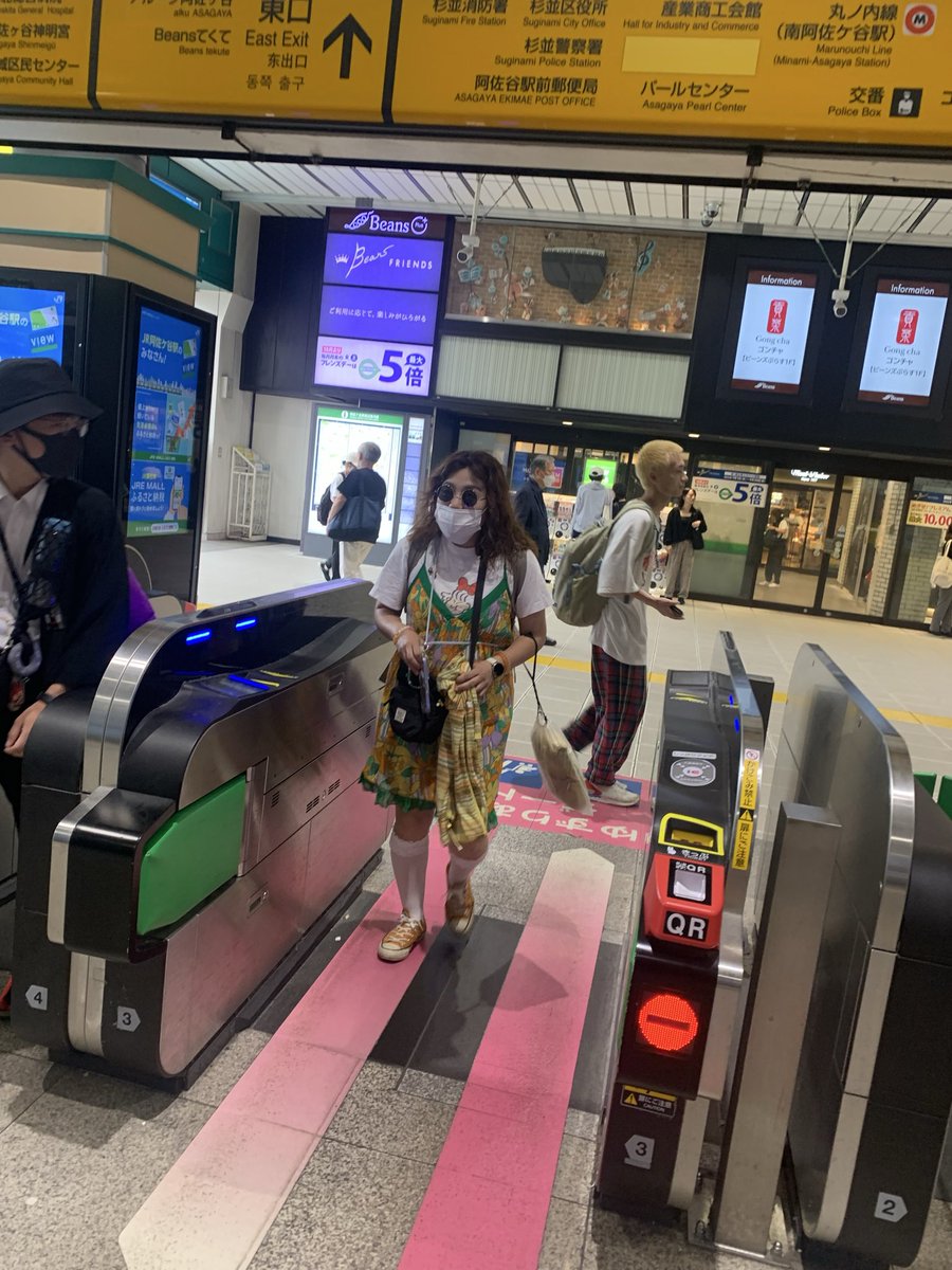 OtsukaGP's tweet photo. レノンが改札通ってた https://t.co/6g9Y4NyE8d