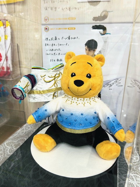 Kino_Sendai's tweet photo. 【おしらせ】

本日より仙台店の　#プーさん　も『バラード1番』の衣装にお召替えしております🧸🍯✨

衣装チェンジしたプーさんにまた会いに来てくださいね☺

「プーさんへ　#羽生結弦　とくまのプーさん　メモリーブック」まだまだご予約受付中です！ｍ https://t.co/1sIyOtEV91
