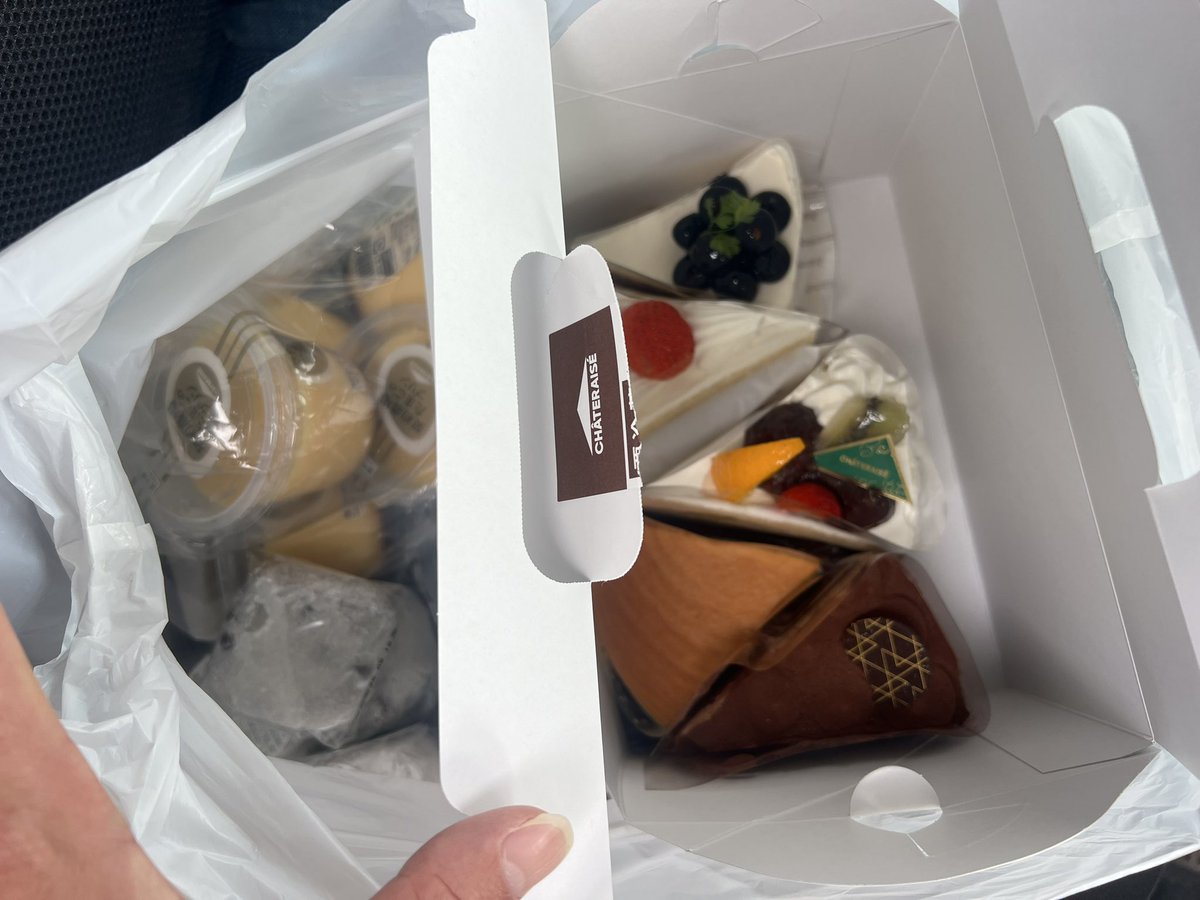 1001T2's tweet photo. 敬老の日だからおばあちゃんにケーキと塩大福とプリン買ってきた〜！敬老の日は明後日の月曜だけど月曜買いに行けるかわかんないから早いけど今日にした！ https://t.co/8IyWj786KK