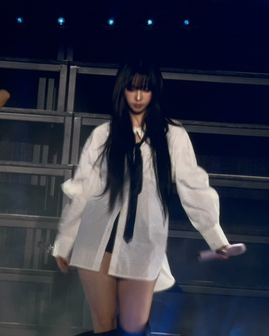 sunshine_080507's tweet photo. KARINA WEARING WHITE SHIRT AND NECKTIE FOR 16 BIT WTFFFFFFF https://t.co/k2NlEpXcW3