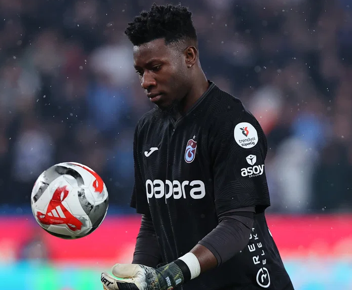 GsGazete's tweet photo. Maçın şifresi: Trabzonspor'un kalecisi Onana ve önündeki 4'lü savunma top çıkarırken çok basit hatalar yapıyor. Eğer ön alan baskısını doğru yapabilirsek çok rahat goller bulabiliriz. Ancak bunu takımı yormadan yapmalıyız. Yoksa Sporting maçının benzerini yaşarız... https://t.co/aIgu9GRbtW