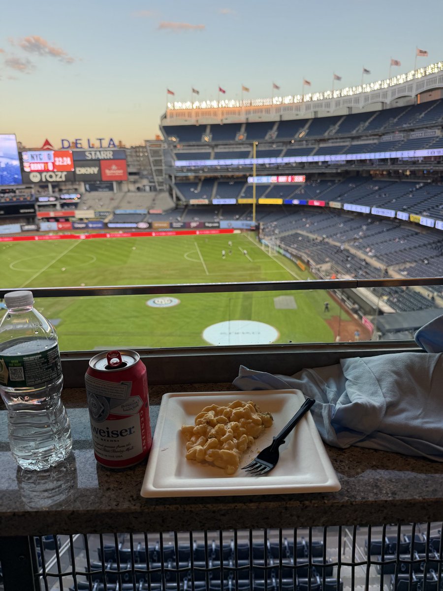 not_biscotti's tweet photo. Box seats, beer, Mac n cheese. This is the life https://t.co/F71J5YDeDi