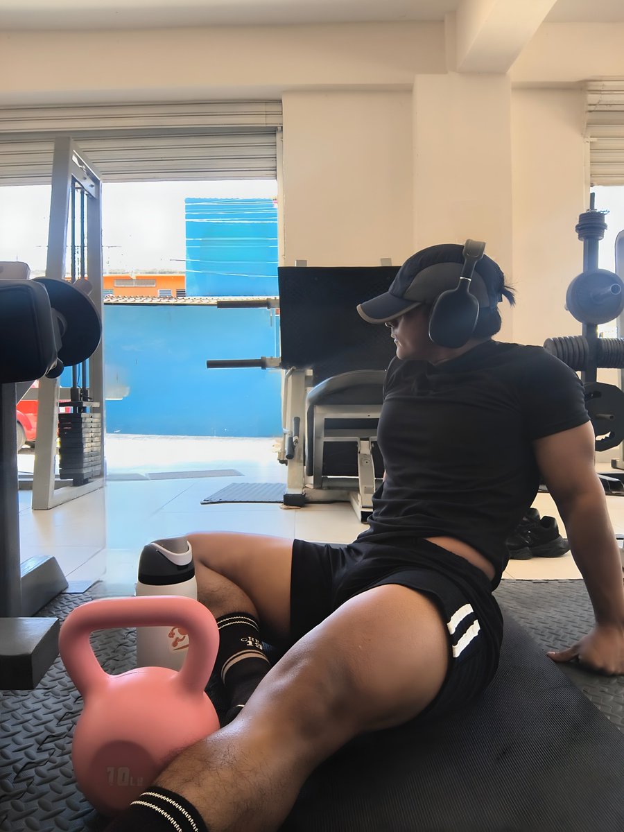 Morenosabrosx's tweet photo. Amo que los señores me queden viendo el culo en el gym https://t.co/oyExoKAyra