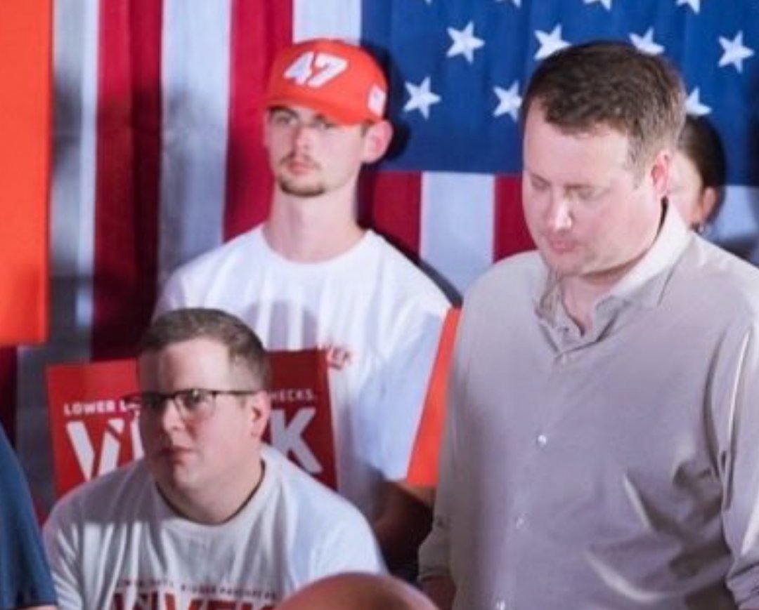 MaumeeMom's tweet photo. I love to zoom in. These guys aren't buying what @VivekGRamaswamy
Is selling. No enthusiasm. No genuine connections. 

Is that @DerekMerrin? #DirtyDerek?? He looks bored as hell. LOL

#VoteBlue #OHGov #VoteActon https://t.co/ju2Z7By2we