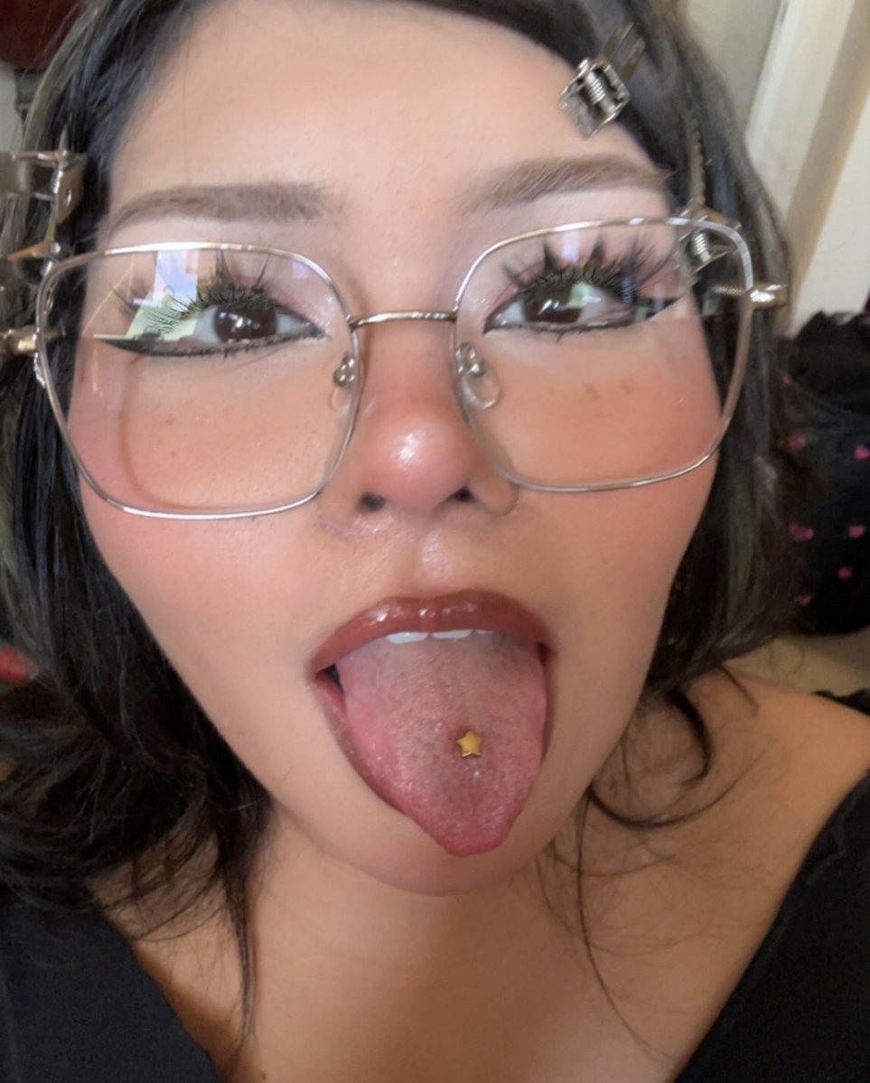 8luv_bug's tweet photo. should definitely cum all over my glasses https://t.co/HKjYEjGk52