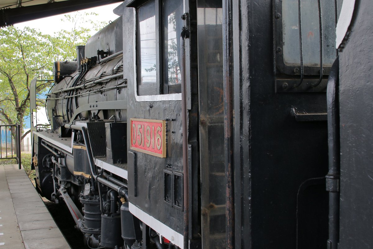 d07soe's tweet photo. D51 916号機

前橋こども公園内に保存・展示

900番台で蒲鉾ドームで密閉キャブと要素が満載
少し高い位置に赤プレートを掲げる
立派な屋根の下でどっしり佇む
こども公園内なだけあって見学に来られる家族が多かった
子供たちが嬉しそうに北海道からやって来た彼を見学していた

#保存車両
#デゴイチ https://t.co/F5HFXER1Cc