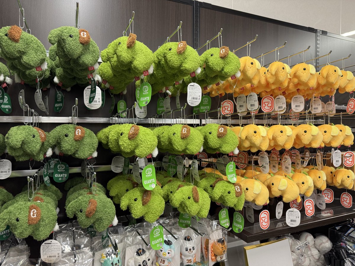 gtown_stadium's tweet photo. ／
　梨ぞう販売開始🍐
＼

「GIANTS TOWN STORE」では
本日発売の「梨ぞう」のほか、
ジャイアンツとのコラボ商品で
グラウンドの芝の色をモチーフにしたどむぞうくんも、まだまだ販売中です🐘🤍

ご来場の記念にぜひお買い求めください🏟️
※梨ぞうは、1会計につきおひとり様2点までご購入いただけます

#giants #Gタウン