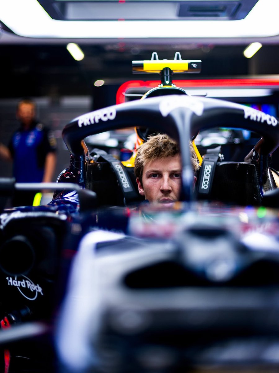 Jhared130's tweet photo. El gran trabajo de Liam Lawson en VCARB éste año es  muy bueno y demostró que tiene un lugar en F1

Ahora, con lo que hizo en Red Bull, la pregunta es otra ¿En cuál de las dos escuderias ?

Porque no es como muchos piensan
Solo se sube a un auto y otro y listo 

El tuvo un gran desempeñó que puso a dudar a su equipo 

Voy a explicar un poco 

Muchos lo creen que e fácil cambiar d eun coche a otro 

Y no la verdad, No es que te bajes de un  Ford k y subís a un Toyota Corolla, Qmque son casi iguales 

Esto es Formula 1 y Liam en este momento tiene que estar listo para dos configuraciónes distintas 
Y ya consiguió mucho 
Mira ⬇️