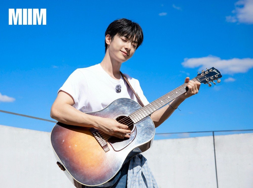 BUNONG_WE's tweet photo. [디패Go] "6초 800만을 아세요?"…'윈위' 강현, 섹시 기타의 발굴

기사에 사진 더 많음! 👇🏻
🔗 https://t.co/sA6FBj7DpS

"초등학교 5학년쯤, 밤에 잠이 안 와서 TV를 틀었거든요. 그때 드라마 '락 ROCK 樂'이 방영 중이었어요. 기타 배틀 장면이 나오더라고요. 보자마자 '아! 나 기타 쳐야겠다!' 생각이 들었어요."(웃음)

#원위 #강현