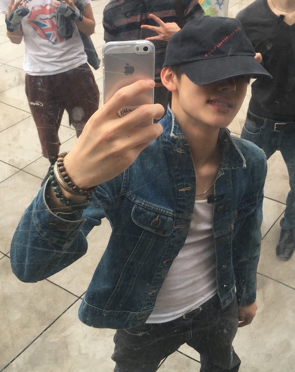 eombulkuk's tweet photo. 엄성현이 들고있는 서브폰 뒤 풋유얼폰다운 스티커 보자마자 새벽에 급하게 폰꾸엄민수함..🫪
이백미터 멀리서봐도 나 엄누🤗💕라고 티내기ㅎㅎ https://t.co/TwB77la0qn