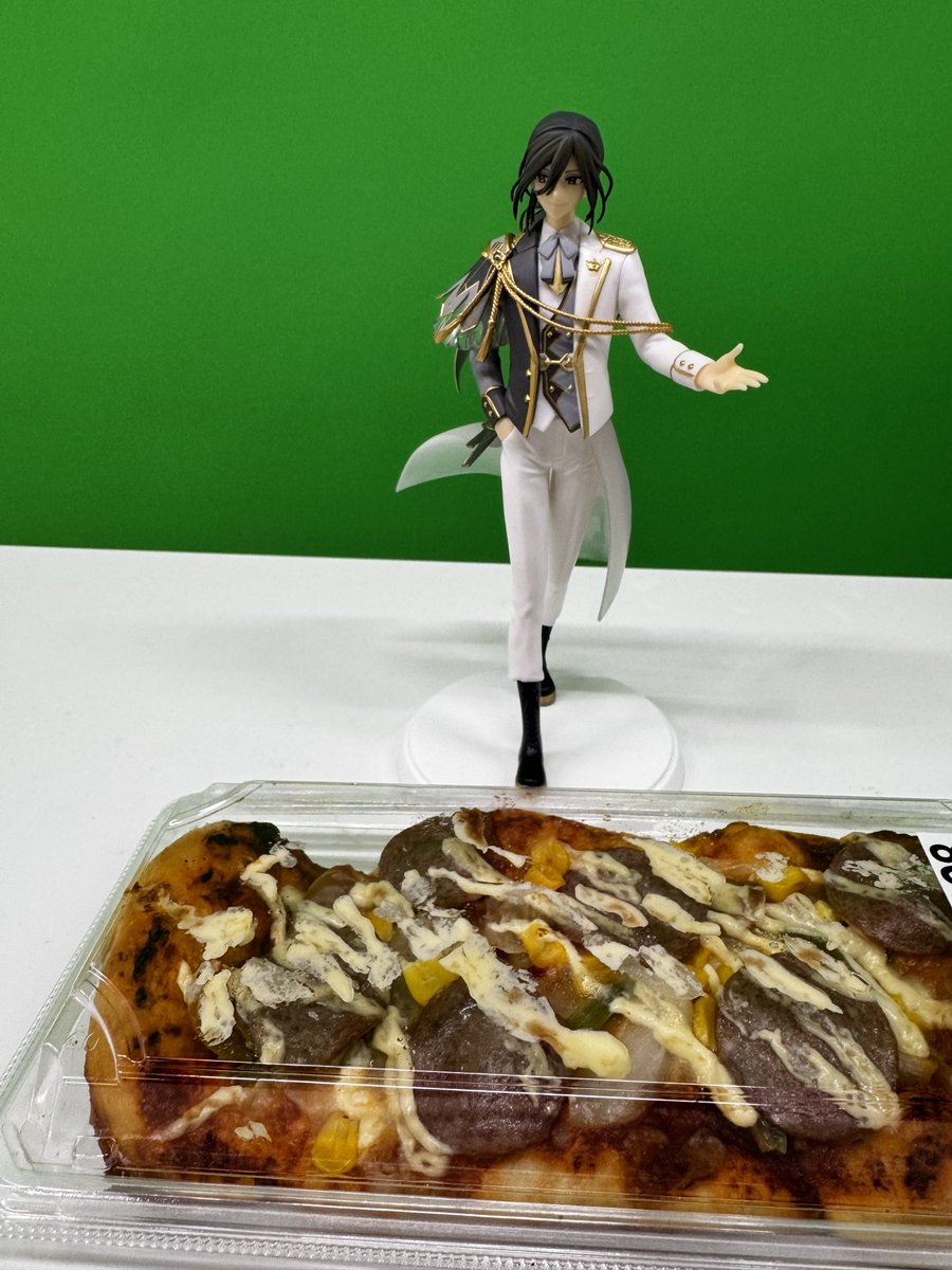 kanachan_saturn's tweet photo. ピザを振る舞ってくれるアニキ https://t.co/WQ5E6NpyxT