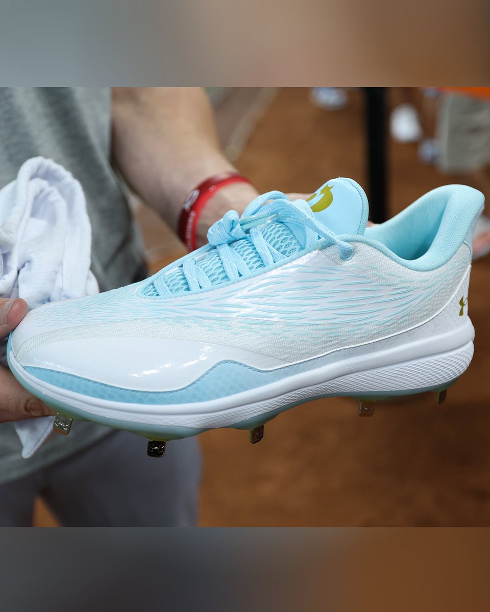 ComplexSneakers's tweet photo. De'Aaron Fox pulled up to Daikin Park in Houston and gifted Bobby Witt Jr. a pair of custom Under Armour Fox 3 cleats ahead his game against the Astros.

Both of their signature logos on the tongue is tough 🔥  

📸: Getty https://t.co/CcoJ7LRRA3