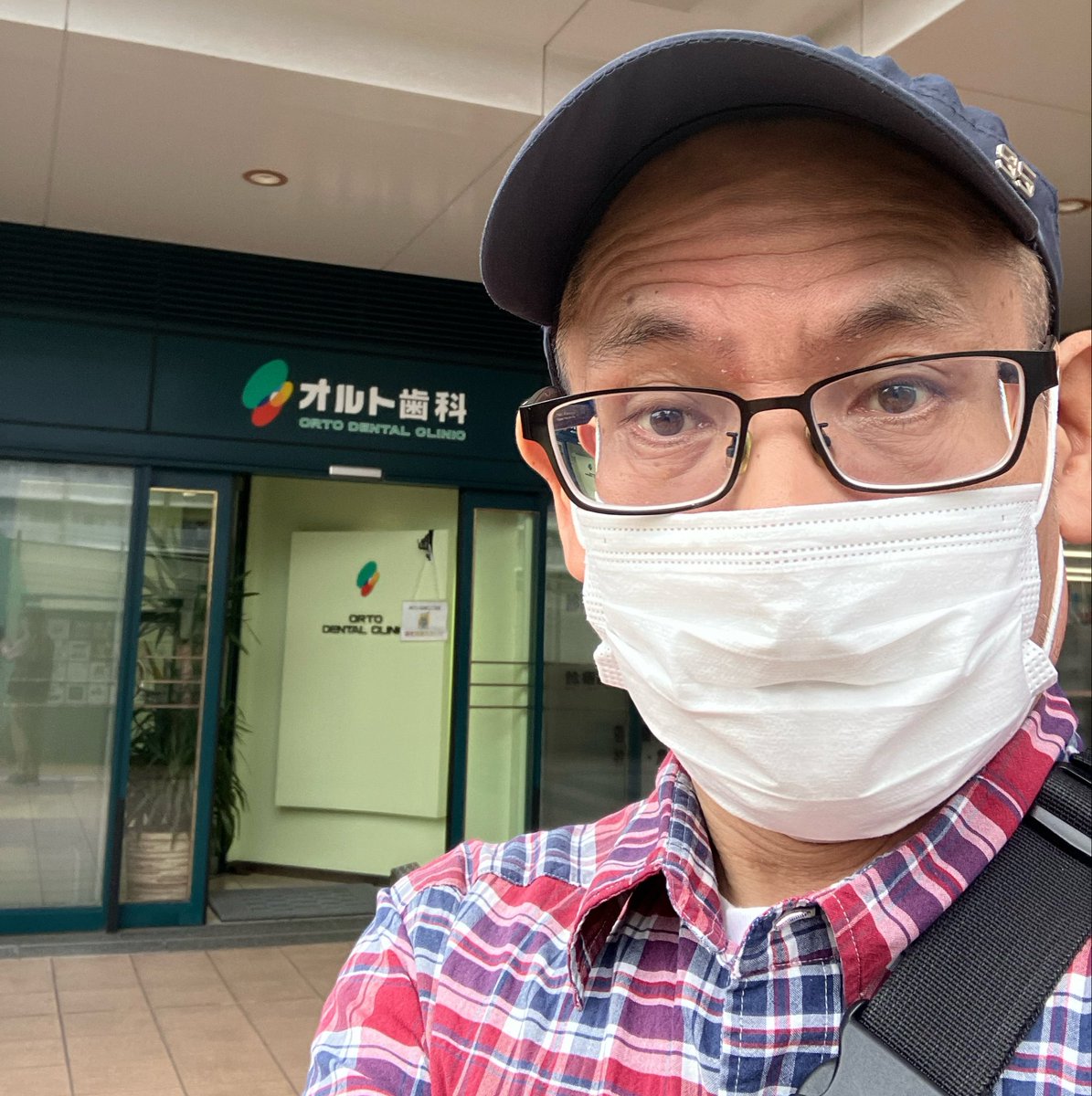 kuminii's tweet photo. 朝一の歯医者さん。B-BOY系のオッサンが来たと思ったら院長だった(^^;;
インプラント箇所は微調整で治療終了。
だがしか〜し、このタイミングで昔根幹治療した別の歯に炎症発生。この数日の微熱と倦怠感原因はコレだな。ひとまず抗生物質を処方。鎮静化しなければ根幹の再治療だとか(-｡-; https://t.co/KkB6G1t09I