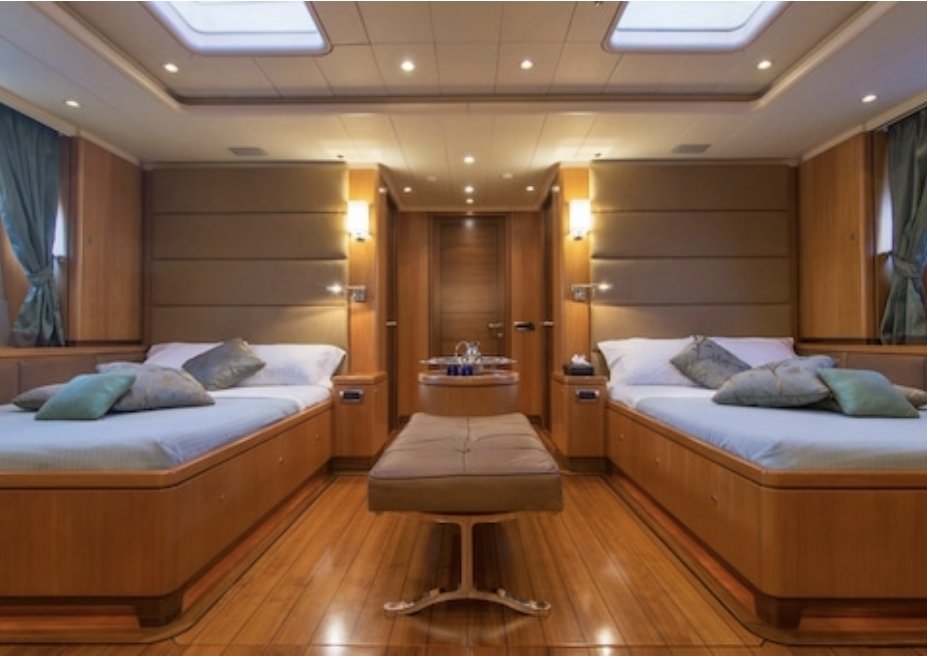 Winston_Dunhill's tweet photo. Se acuerdan del barco que se le quemó el año pasado a Manzano en Saint Tropez? Bueno, no se preocupen más, se compró un "velero" por USD7.872.445 y esta compitiendo en una regata en Cerdeña.  I❤️🍎 https://t.co/rfUTZ0sCuo