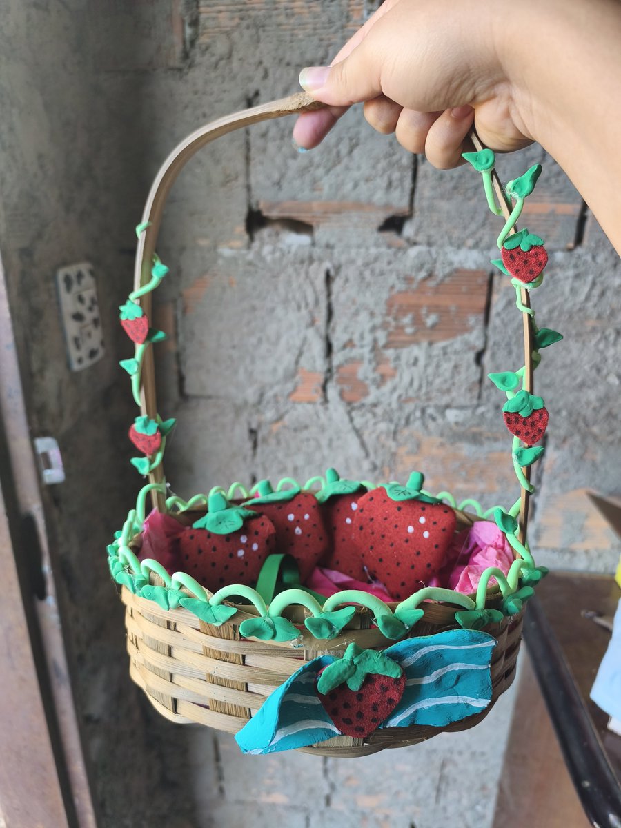 Dassa_Vitoria's tweet photo. No final deu bom, Nêssa!!! Olha só que lindinha a nossa cestinha para o cosplay ♥️♥️

(Os morangos, coitados, ainda estão capengas. Mas estão fofos!!! ♥️♥️😹😹) https://t.co/YkI4xK2Shy