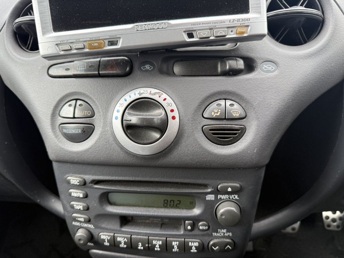 MicasaTrading's tweet photo. 10ヴィッツのオートエアコン、どうやって風量調整するんだ…？
オートか弱くするしかできない力技仕様なのか…？ https://t.co/1z8t22sM31