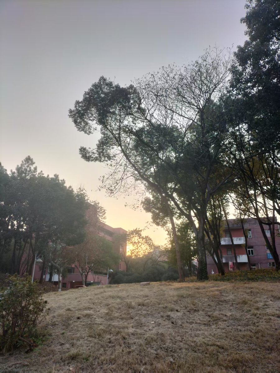 hnaseok's tweet photo. [Exciting Update! Our campus photography club is hosting a beginner-friendly sunset shooting session at the central lawn this Saturday 5 PM. All gear levels welcome—just bring your curiosity!  #CampusClubs #Photography]， https://t.co/kvwobwkUZD