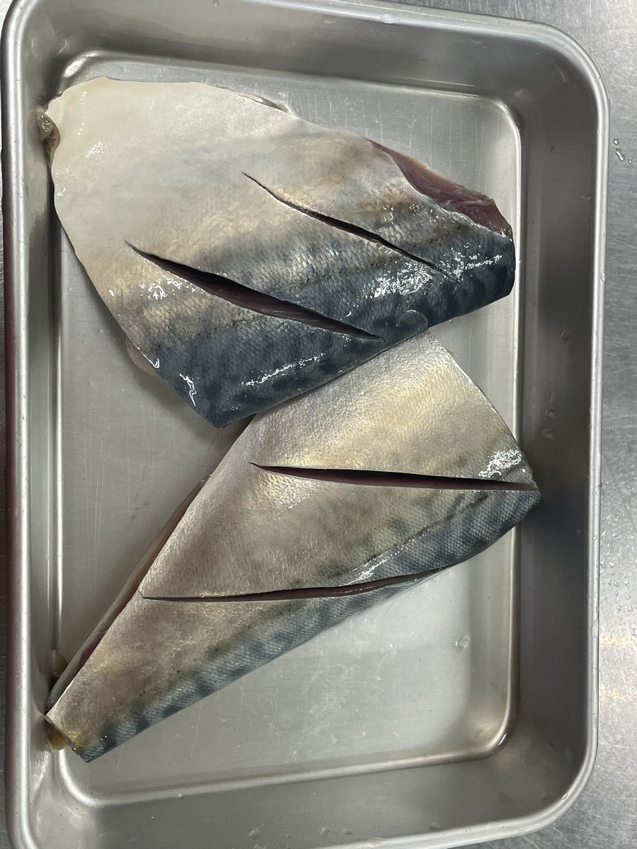 tetsujin_8888's tweet photo. 青魚（サバやイワシ）を煮付ける際「煮汁がグラグラと沸騰している中に魚を投入し、決して弱火に落とさず強めの中火をキープして落とし蓋をする」ぬるい煮汁に入れると身の表面から旨味と脂が溶け出して生臭さが全体に回ってしまう。熱湯に近い対流で表面のタンパク質を一瞬で熱凝固させて旨味を閉じ込め、激しい泡の対流で魚の上面まで味を回すのが煮魚の基本👍