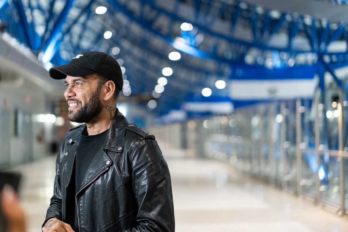 ObrasPublicasSV's tweet photo. ¡Dani Alves ya está en El Salvador! 🇸🇻

La leyenda del FC Barcelona se suma a la novena #PedaleadaSV este domingo 20 de septiembre. ⚽️🚲 https://t.co/UqyDkaXkeP