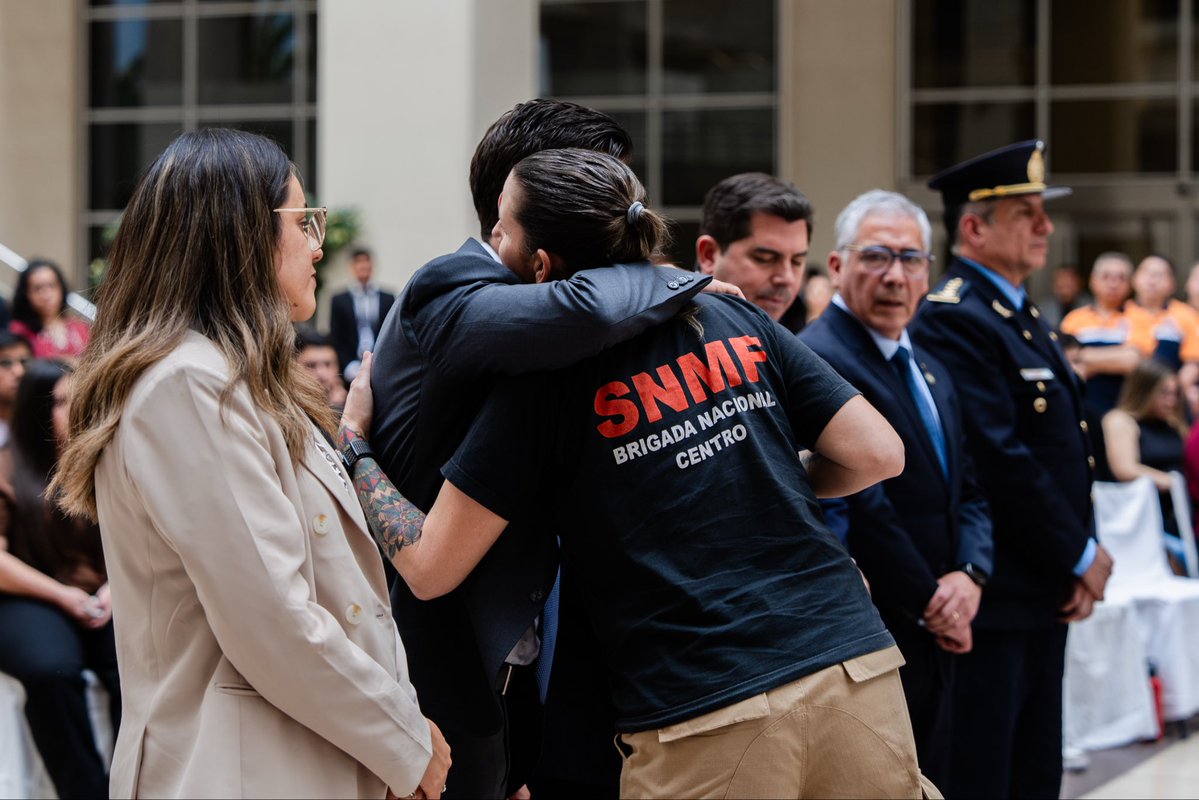 FerlautoMartin's tweet photo. Hoy en San Juan rendimos homenaje a siete hombres que murieron cumpliendo su trabajo. 

Distintas fuerzas, distintas historias, la misma vocación de servicio. Se jugaron la vida cuidando la de otros y la perdieron en eso.

Mi respeto y acompañamiento a sus seres queridos. https://t.co/184ahl3vHR