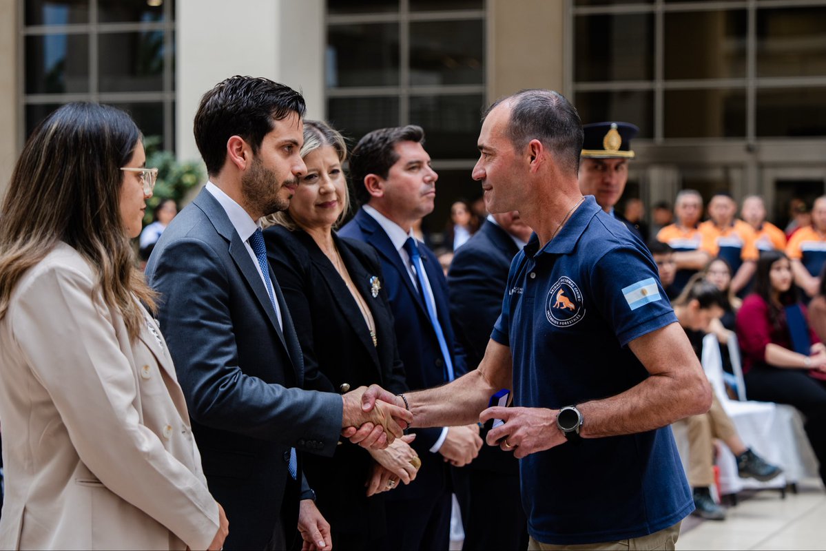 FerlautoMartin's tweet photo. Hoy en San Juan rendimos homenaje a siete hombres que murieron cumpliendo su trabajo. 

Distintas fuerzas, distintas historias, la misma vocación de servicio. Se jugaron la vida cuidando la de otros y la perdieron en eso.

Mi respeto y acompañamiento a sus seres queridos. https://t.co/184ahl3vHR