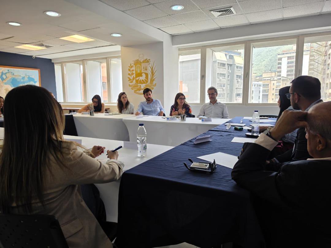 ElNacionalWeb's tweet photo. La Plataforma Unitaria Democrática (PUD) informó este viernes que representantes de ocho partidos opositores se reunieron con una delegación de Human Rights Watch (HRW), a la que entregaron una lista actualizada de los presos políticos que permanecen detenidos en Venezuela 🇻🇪 y expusieron denuncias 🗣️ de persecución contra dirigentes y miembros de la sociedad civil.

La coalición opositora calificó el encuentro de “productiva reunión de trabajo” 🤝 en la que pudo informar “de manera directa la situación de los derechos humanos” ⚖️ en el país, con especial énfasis en las personas privadas de libertad por razones políticas.