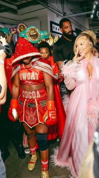 Jay2smoove3's tweet photo. Ressa & Big Latto together
Walking with Big Energy
Crowd yelling "Whip that Trick"
The GWOAT Claressa shields brings the biggest Motion ever seen in women's Boxing History 💯
@Claressashields
#Griiimstars
#GWOAT
#Taydo2much https://t.co/P7kZ4TMmOT